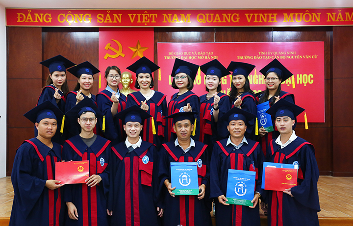 135 tân cử nhân nhận bằng tốt nghiệp đại học tại Quảng Ninh 11