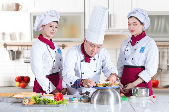 Học trung cấp kỹ thuật chế biến món ăn bổ sung kiến thức cho sinh viên sau khi ra trường
