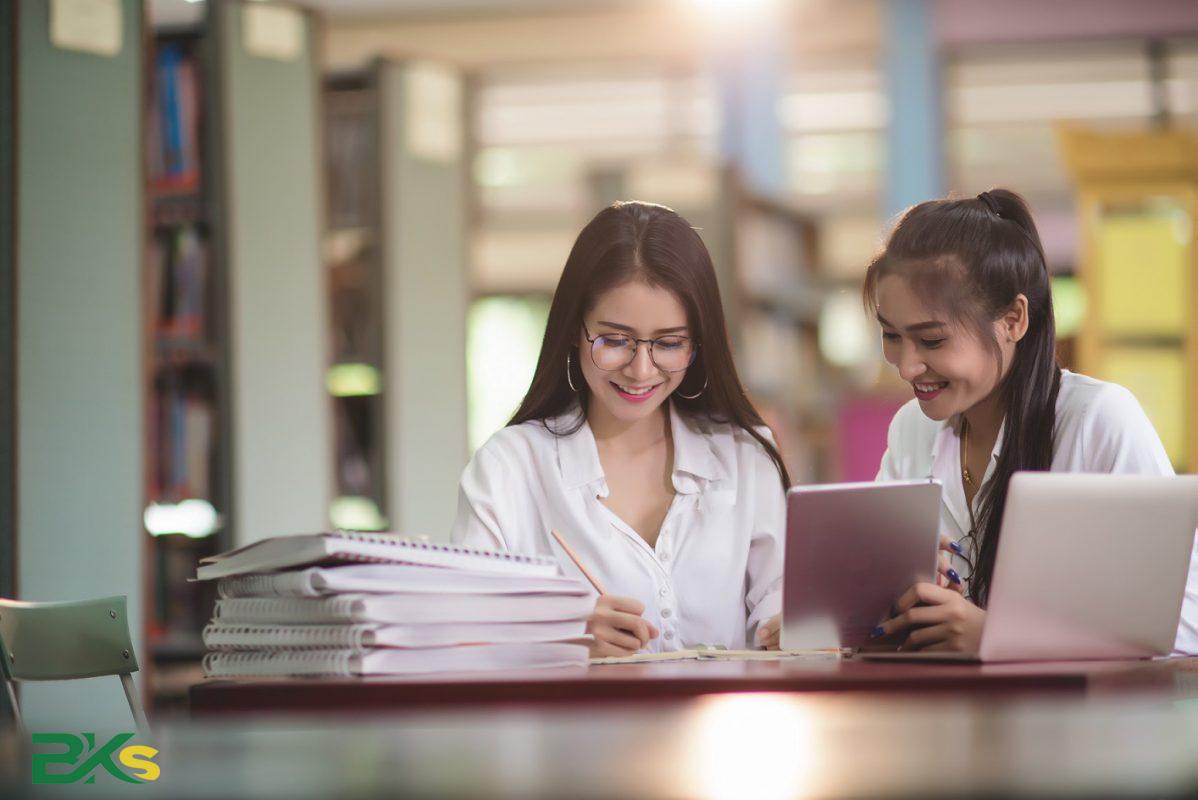 Học Dược online học viên sẽ không cần trực tiếp đến học tại trường mà thông qua các buổi học trực tuyến từ xa