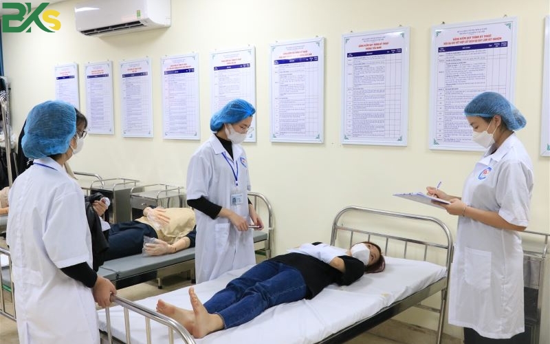 Học văn bằng 2 cao đẳng Điều dưỡng xong có xin việc được không?