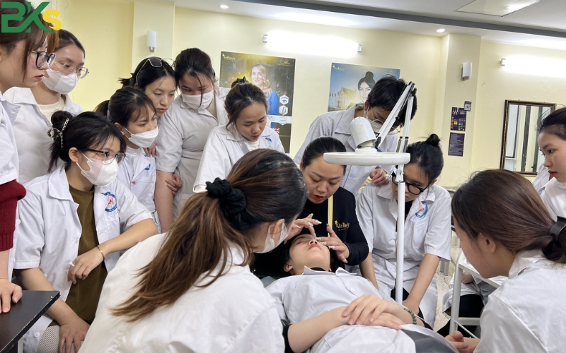 Tuyển sinh Cao đẳng Chăm sóc sắc đẹp, xét tuyển online - nhận bằng chính quy 5 Học phí ngành cao đẳng chăm sóc sắc đẹp tại Bks là bao nhiêu?