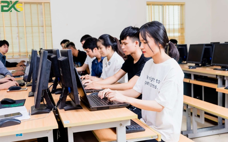 Trường học trung cấp Công nghệ thông tin tốt nhất tại TP.HCM? 7 Học trung cấp công nghệ thông tin ra làm gì?