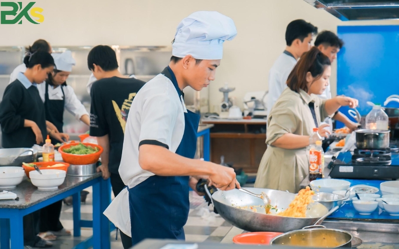Đăng Ký Học Trung Cấp Kỹ Thuật Chế Biến món ăn mới nhất 2025 3 Trung cấp Kỹ thuật chế biến món ăn là gì?