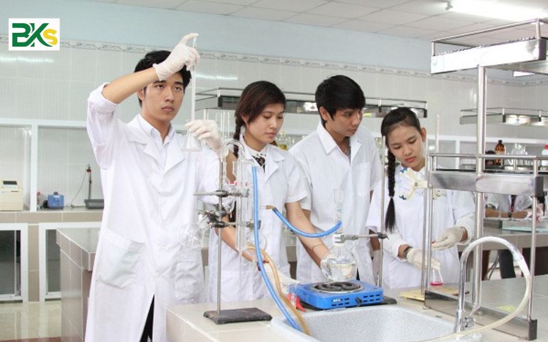 Tại sao nên chọn học Trung cấp Dược Từ xa?