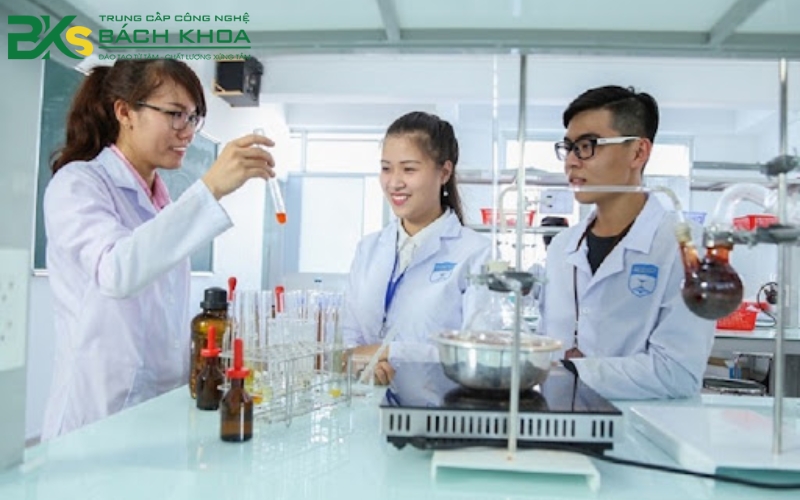 Khóa học Trung cấp Dược sĩ từ xa mới nhất - Đang xét tuyển 7 Cơ hội việc làm dành cho Trung cấp Dược sĩ Từ xa