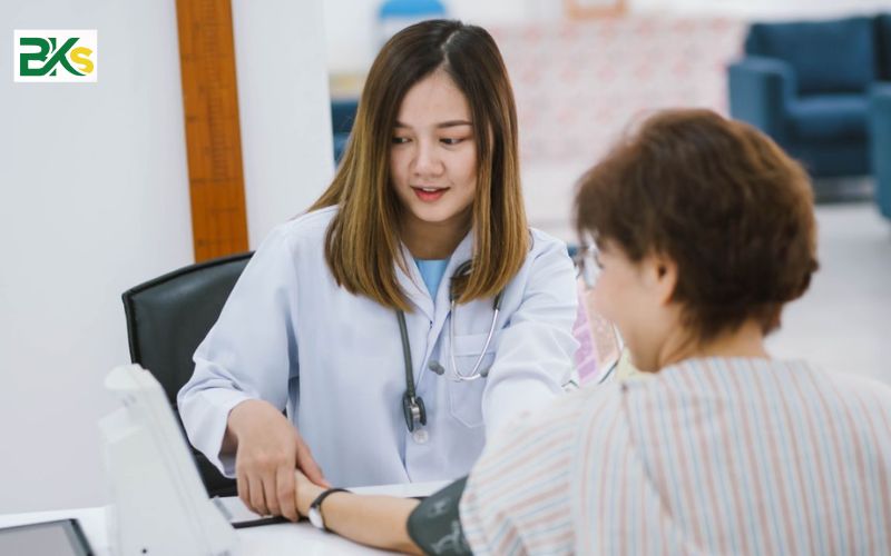 Giá trị của bằng Trung cấp ngành Y sĩ đa khoa bây giờ ra sao?