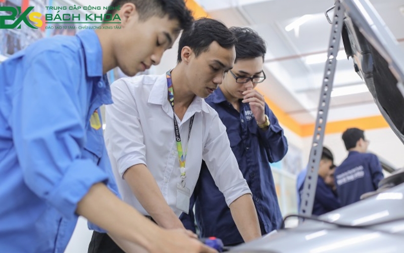 Học Trung cấp Công nghệ ô tô Từ xa ở đâu uy tín?