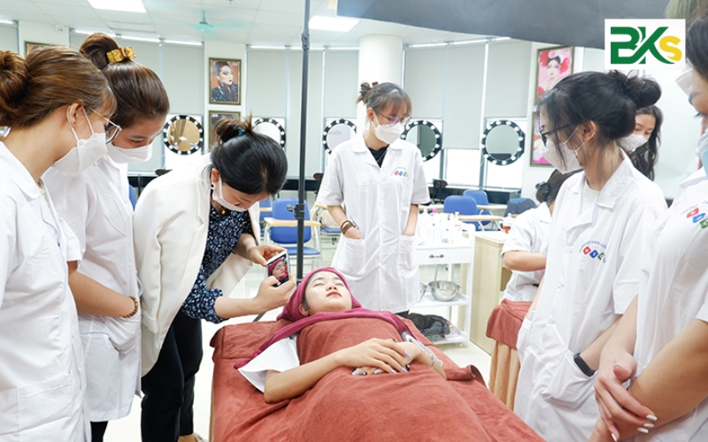 Thời gian học Trung cấp Chăm sóc sắc đẹp trực tuyến