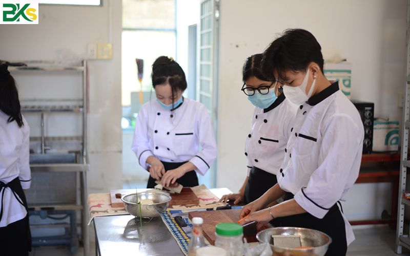 Học Trung cấp Kỹ thuật chế biến món ăn trong bao lâu?