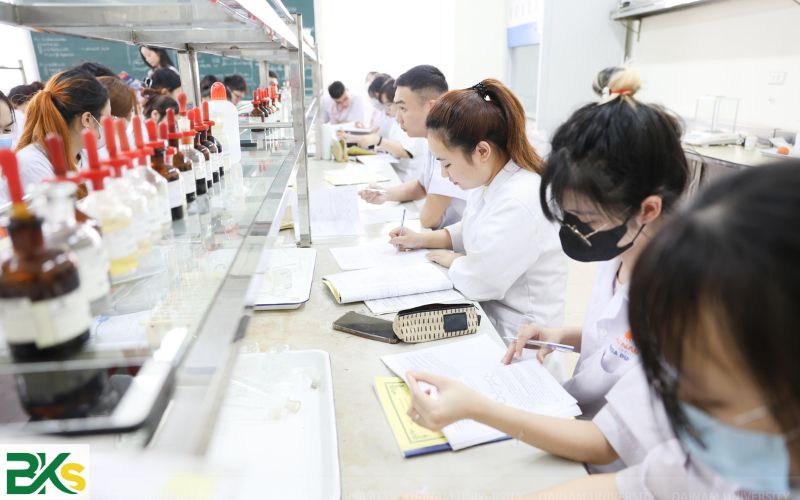 Học Trung cấp ngành Dược online
