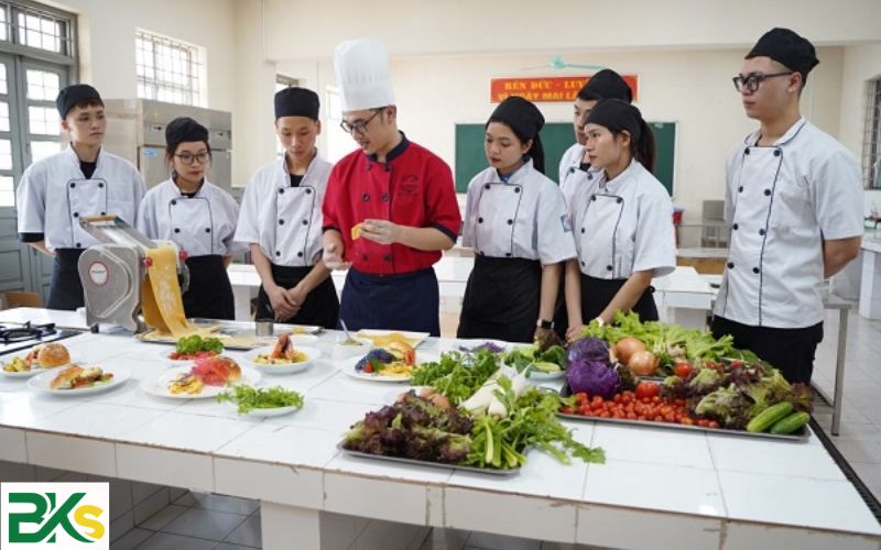 Ai nên chọn học chương trình Trung cấp Kỹ thuật chế biến món ăn Cấp tốc này?