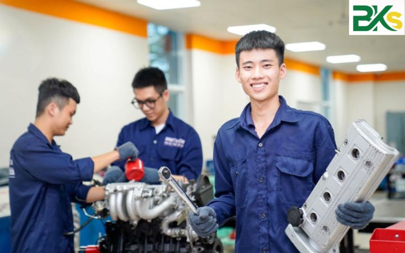 Học Trung cấp Công nghệ ô tô ở đâu uy tín? 7 Bằng Trung cấp Công nghệ ô tô có giá trị thế nào?