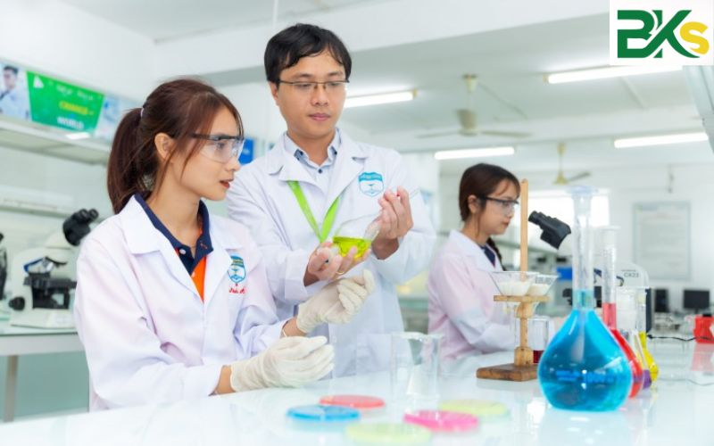 Học Trung cấp ngành Dược dành cho người đi làm 6 Học Trung cấp Dược tại Trường Trung Cấp Công Nghệ Bách Khoa có gì đáng để chọn?