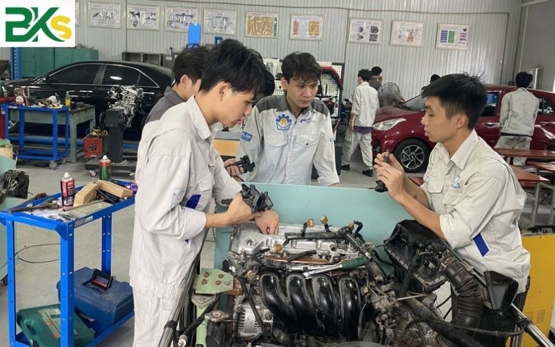 So sánh giữa Trung cấp Công nghệ ô tô Từ xa và Chính quy