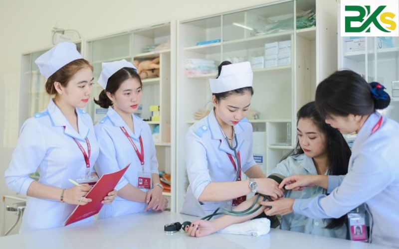 Học Trung cấp Y sĩ đa khoa có tương lai không?