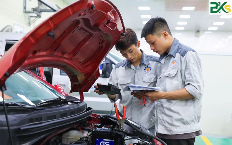 Học Trung cấp Công nghệ ô tô văn bằng 2 sẽ học những gì?