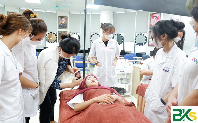 Vì sao nhiều người ở Quảng Ngãi chọn học ngành Chăm sóc sắc đẹp?