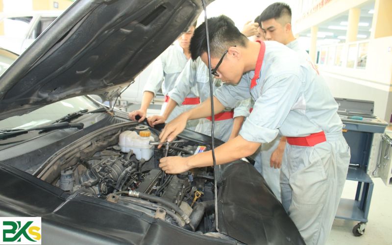 Vì sao nhiều người chọn học Trung cấp Công nghệ ô tô văn bằng 2?