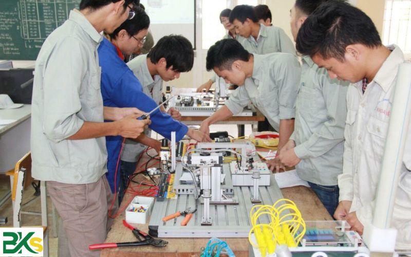 Chương trình đào tạo Điện công nghiệp dân dụng chuẩn Bộ 7 Học xong chương trình đào tạo Điện công nghiệp dân dụng ra làm gì?