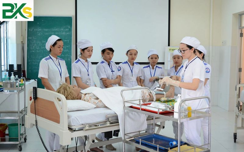 Thông báo tuyển sinh Liên thông Trung cấp Y sĩ đa khoa lên Đại học 5 Vì sao nhiều người chọn Liên thông Trung cấp Y sĩ đa khoa?
