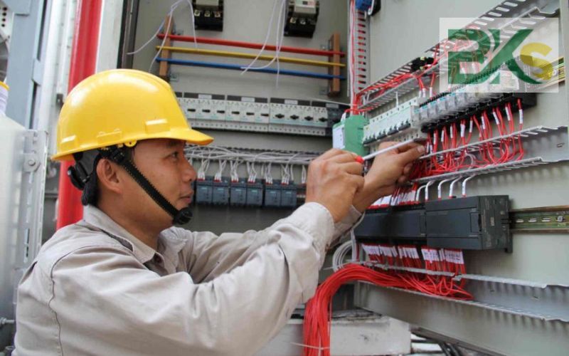 Nên học Đại học hay Cao đẳng Điện công nghiệp Từ xa? 5 Học Cao đẳng Điện công nghiệp Từ xa có ưu điểm gì?