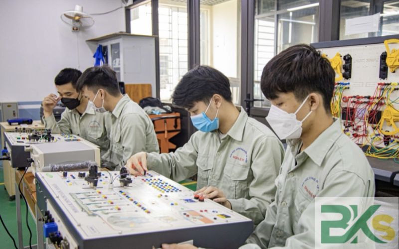 Học Đại học và Cao đẳng ngành Điện công nghiệp khác nhau như thế nào?