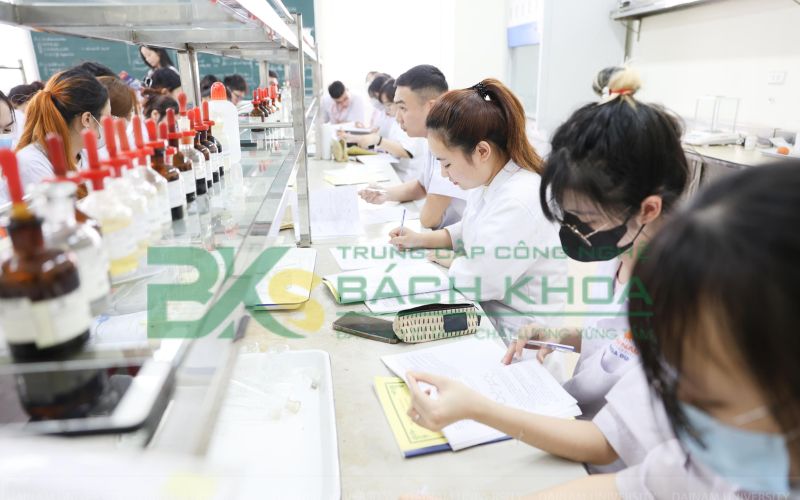 Ai phù hợp với khóa đào tạo ngành Dược học ngoài giờ hành chính?