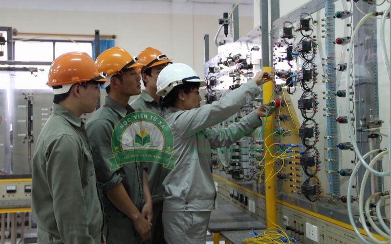 Nên học Trung cấp Điện công nghiệp học online có bằng Chính quy ở đâu? 5 Ai nên chọn Trung cấp Điện công nghiệp học online?