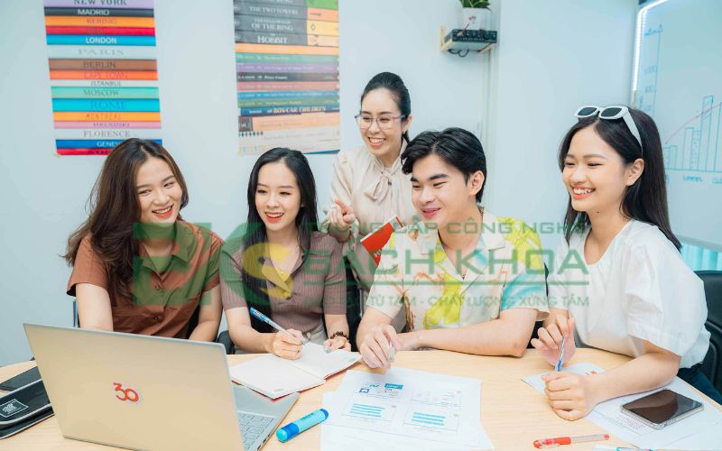 Khóa đào tạo Cao đẳng Tiếng Anh học ngoài giờ hành chính dành cho người bận rộn 6 Cao đẳng Tiếng Anh học ngoài giờ hành chính có phù hợp với người bận rộn không?