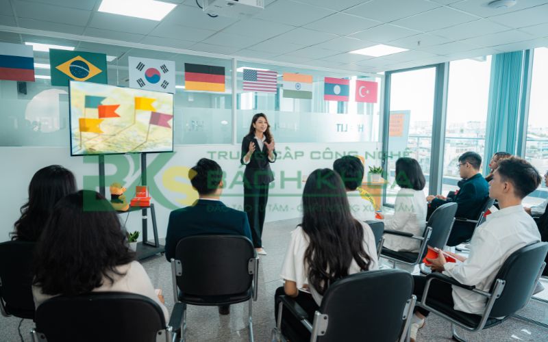 Khóa đào tạo Cao đẳng Tiếng Anh học ngoài giờ hành chính dành cho người bận rộn 5 Cao đẳng Tiếng Anh học ngoài giờ hành chính