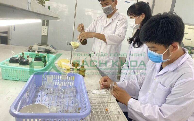 Khóa đào tạo Trung cấp Dược học ngoài giờ hành chính dành cho người bận rộn 5 Chương trình Trung cấp Dược học ngoài giờ hành chính học những gì?