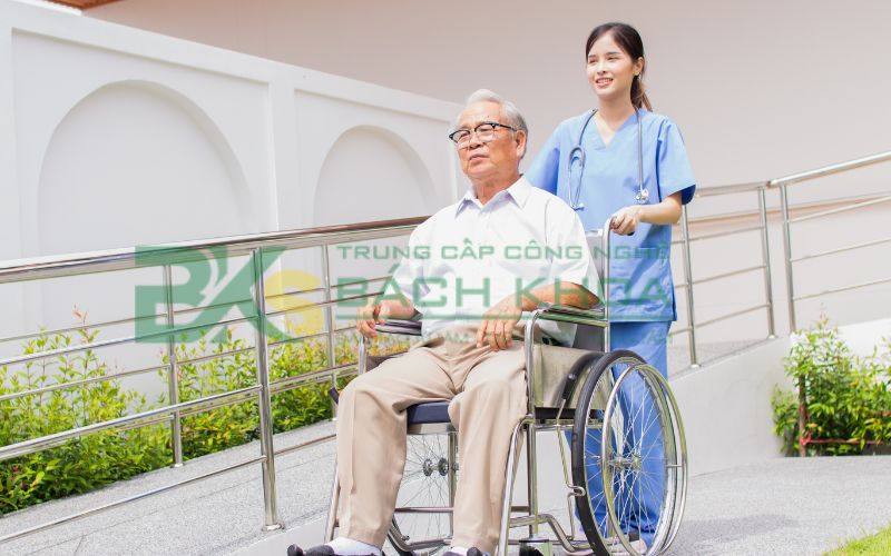 Nên học Đại học hay Cao đẳng ngành Điều dưỡng? 5 Học Cao đẳng Điều dưỡng có những cái lợi gì?