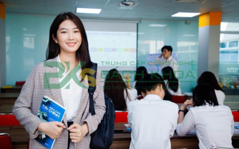Nên học Đại học hay Cao đẳng ngành Quản trị kinh doanh? 7 Học Cao đẳng ngành Quản trị kinh doanh ra trường làm gì?