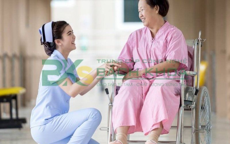 Nên học Đại học hay Cao đẳng ngành Điều dưỡng? 7 Học Điều dưỡng ra trường có thể làm những gì?