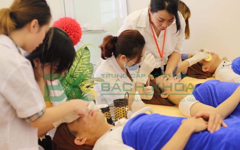 Khóa học Trung cấp Chăm sóc sắc đẹp học cuối tuần dành cho người đi làm 7 Học Trung cấp Chăm sóc sắc đẹp học cuối tuần