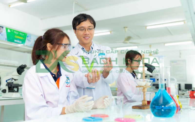 Khóa đào tạo Trung cấp Dược học ngoài giờ hành chính dành cho người bận rộn 7 Học Trung cấp Dược học ngoài giờ hành chính