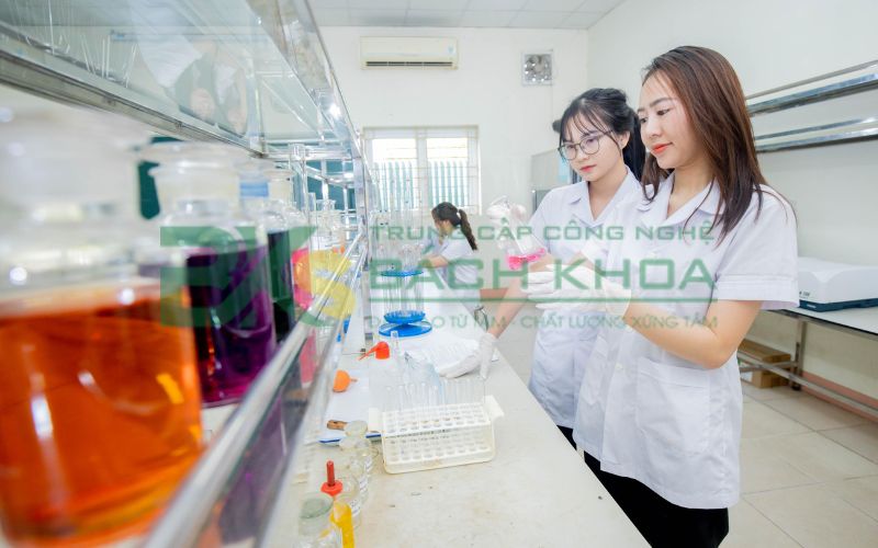 Ngành Dược học ngoài giờ hành chính