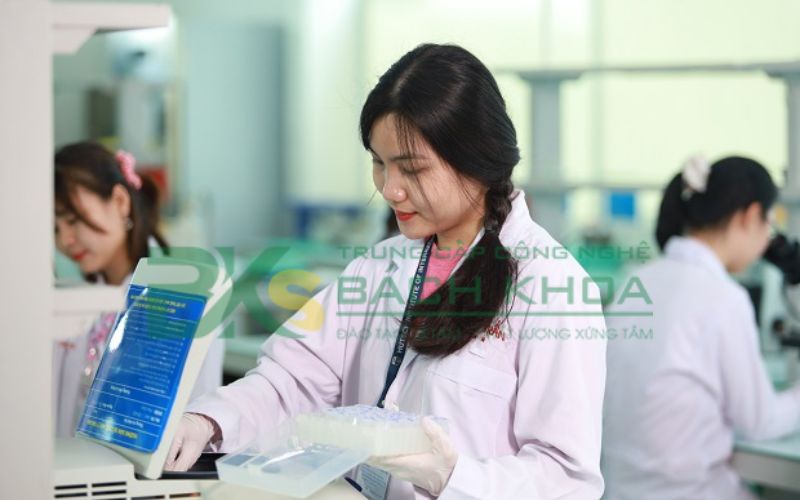 Khóa đào tạo Trung cấp Dược học ngoài giờ hành chính dành cho người bận rộn 6 Sau khi tốt nghiệp Trung cấp Dược học ngoài giờ hành chính có thể làm những công việc nào?