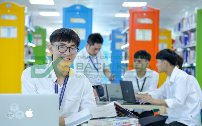 Trung cấp Công nghệ thông tin học cuối tuần có phù hợp với người bận rộn không?