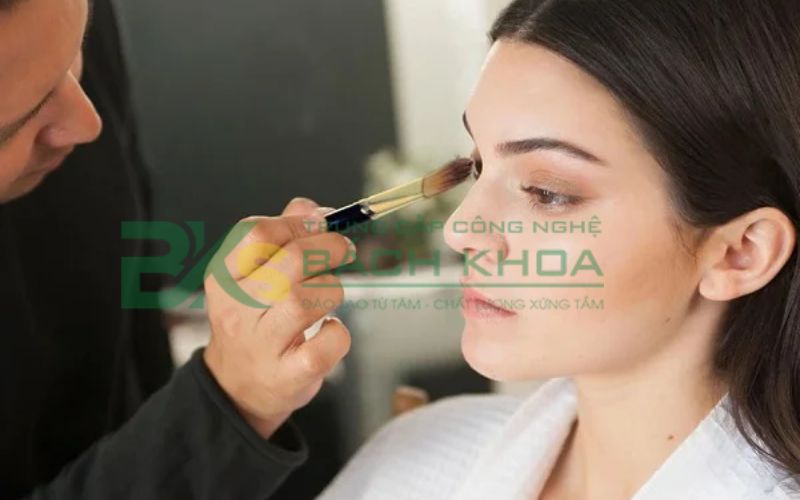 Khóa đào tạo Trung cấp nghề Trang điểm dành cho người bận rộn 5 Học Trung cấp nghề Trang điểm có khác gì học một khóa makeup ngắn hạn?