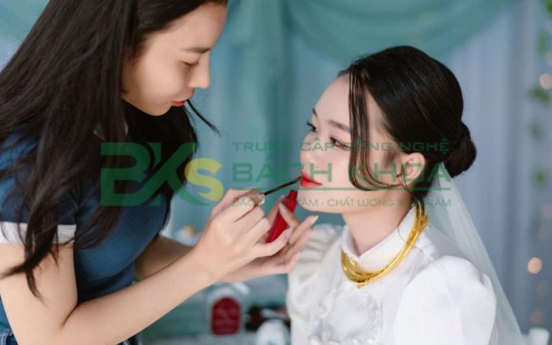 Khóa đào tạo Trung cấp nghề Trang điểm dành cho người bận rộn 7 Học xong Trung cấp nghề Trang điểm có thể làm những công việc gì?