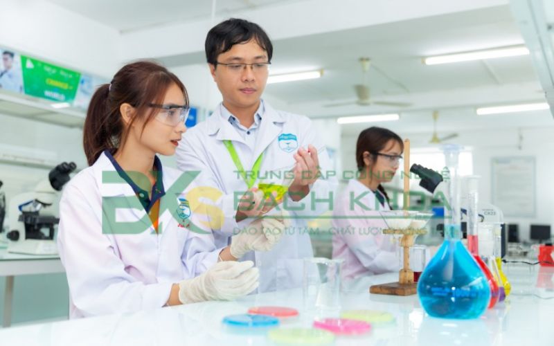 Thời gian học Trung cấp ngành Dược bao lâu ra trường? 6 Vì sao Thời gian học Trung cấp ngành Dược lại khác nhau?
