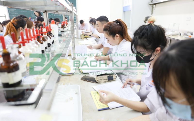 Khóa học Trung cấp Dược học bao lâu? Học phí bao nhiêu? 7 Học phí Khóa học Trung cấp Dược bao nhiêu tiền?