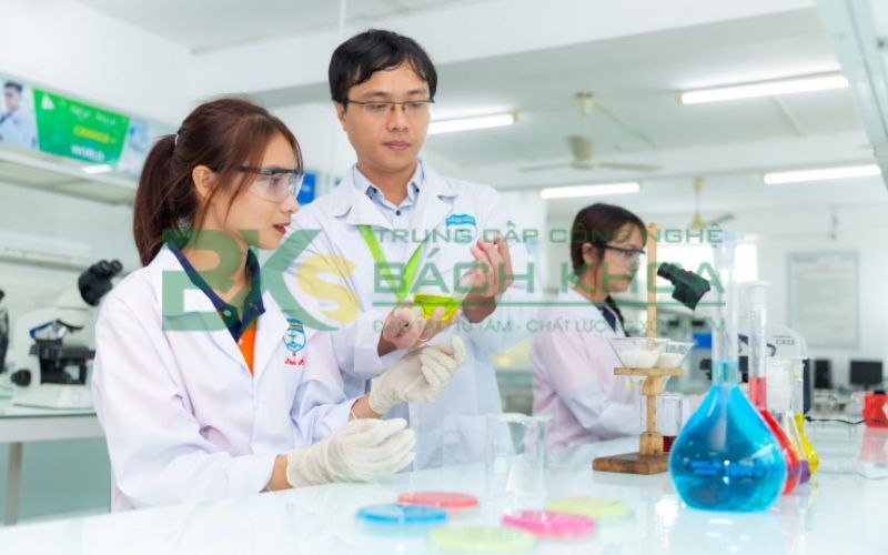 Nên học Trung cấp ngành Dược ở đâu TPHCM? 5 Học Trung cấp ngành Dược cần có những kỹ năng gì?