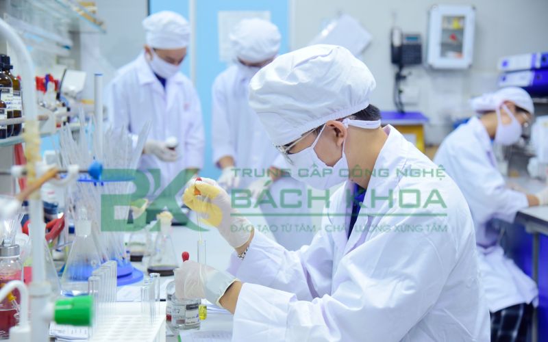 Nên học Trung cấp ngành Dược ở đâu TPHCM? 6 Học Trung cấp ngành Dược tại trường Trung Cấp Công Nghệ Bách Khoa có gì?