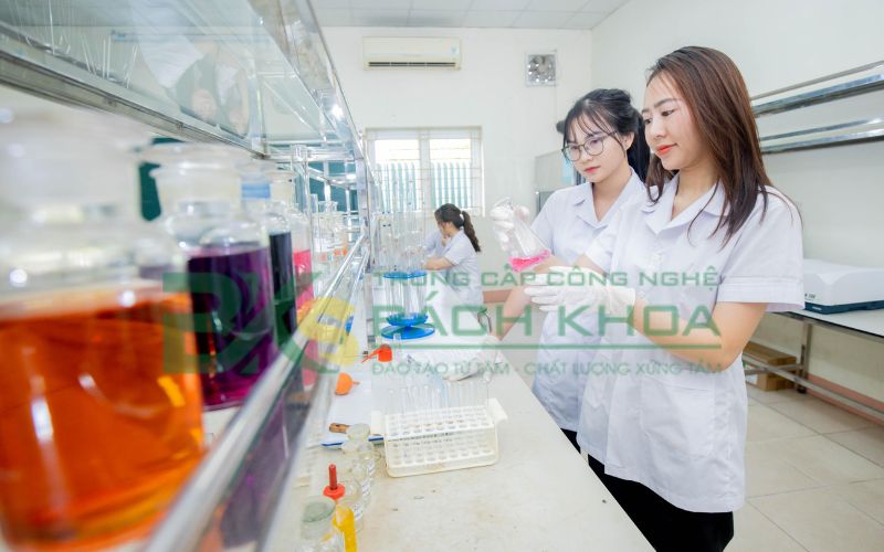 Khóa học Trung cấp Dược học bao lâu? Học phí bao nhiêu? 6 Khóa học Trung cấp Dược sẽ được học những gì?