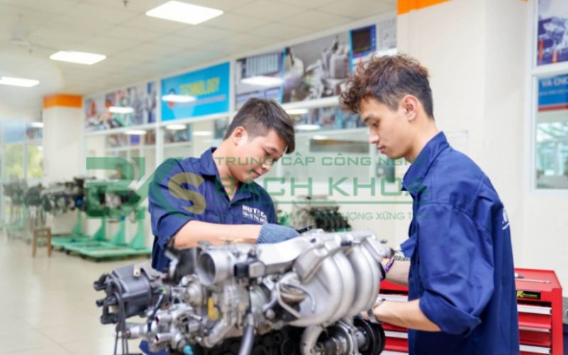 Chương trình đào tạo Trung cấp Công nghệ ô tô chuẩn Bộ 7 Tốt nghiệp Trung cấp Công nghệ ô tô có thể làm những công việc gì?
